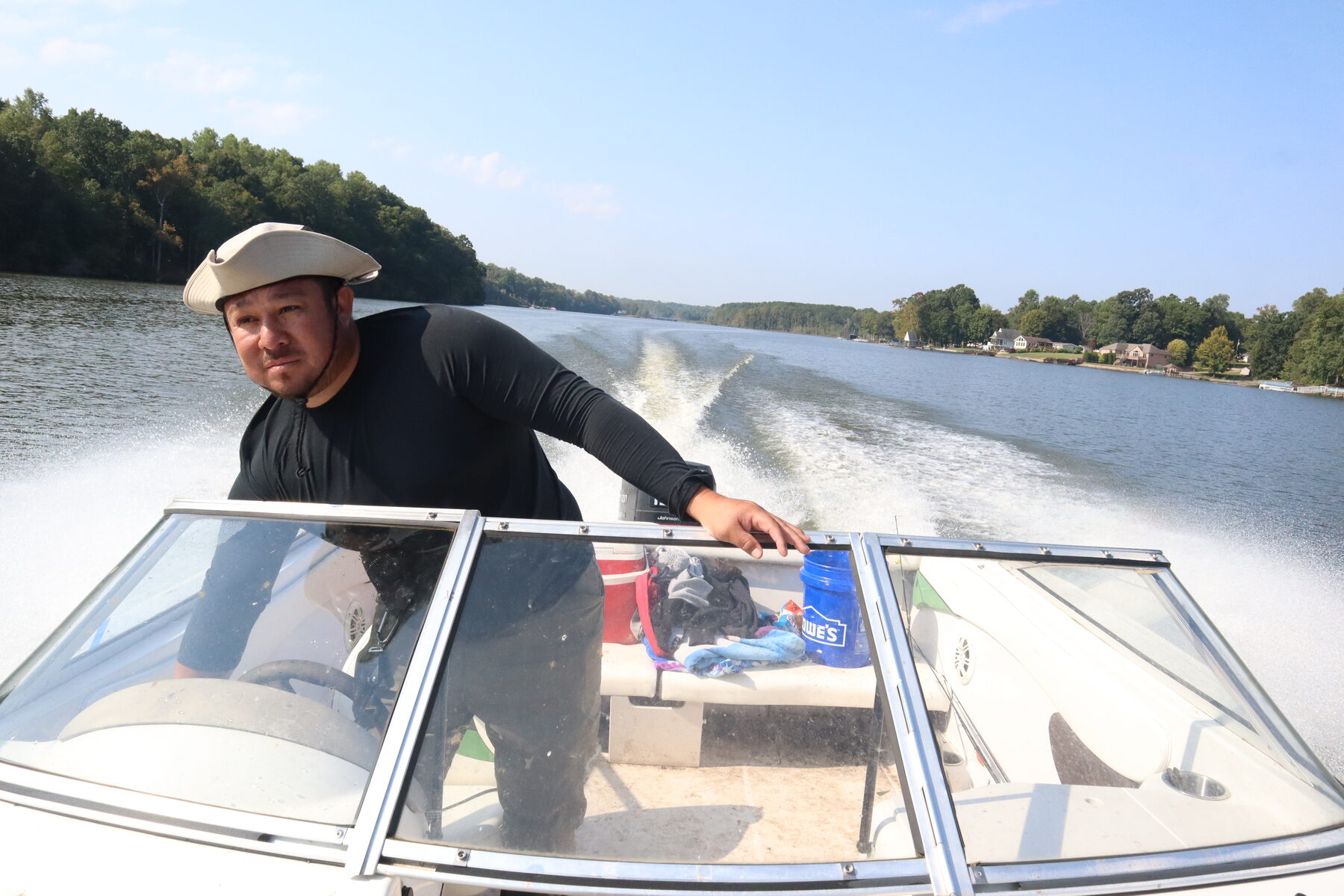 Homero standing at the front of a moving boat